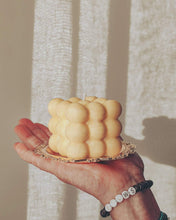 Cargar imagen en el visor de la galería, Vela Soja Amarilla Aromática Cubo Burbujas